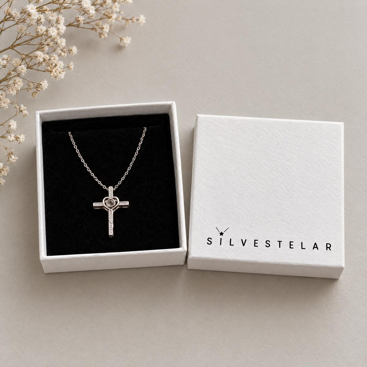 Collar de cruz con foto en su caja de regalo Silvestelar