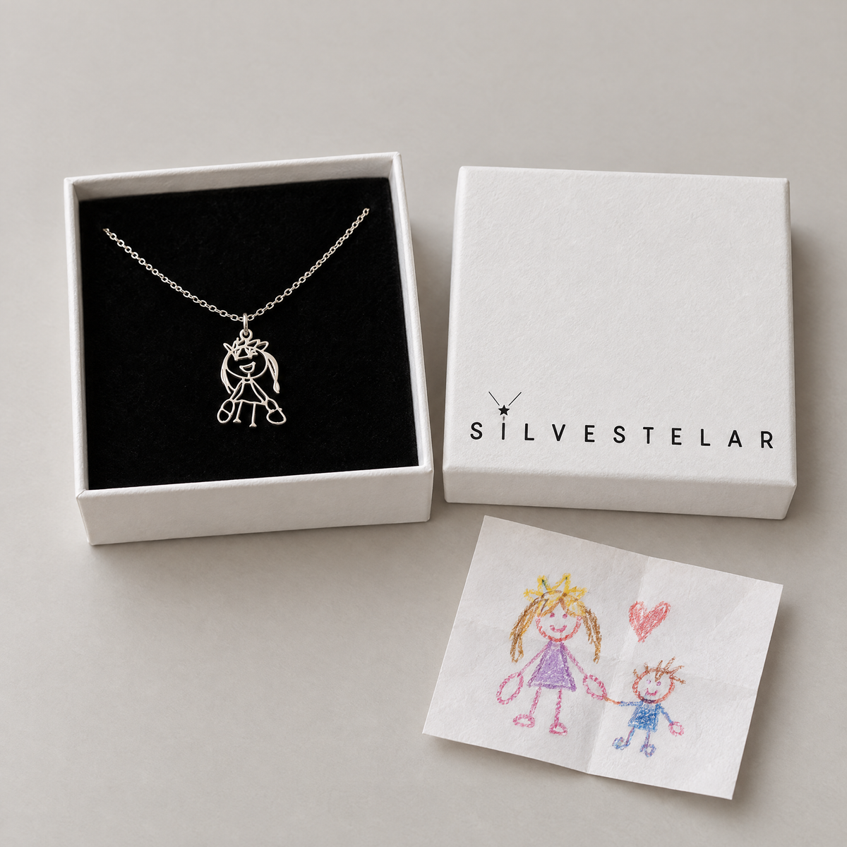 Collar con el dibujo de un niño en su caja de regalo Silvestelar