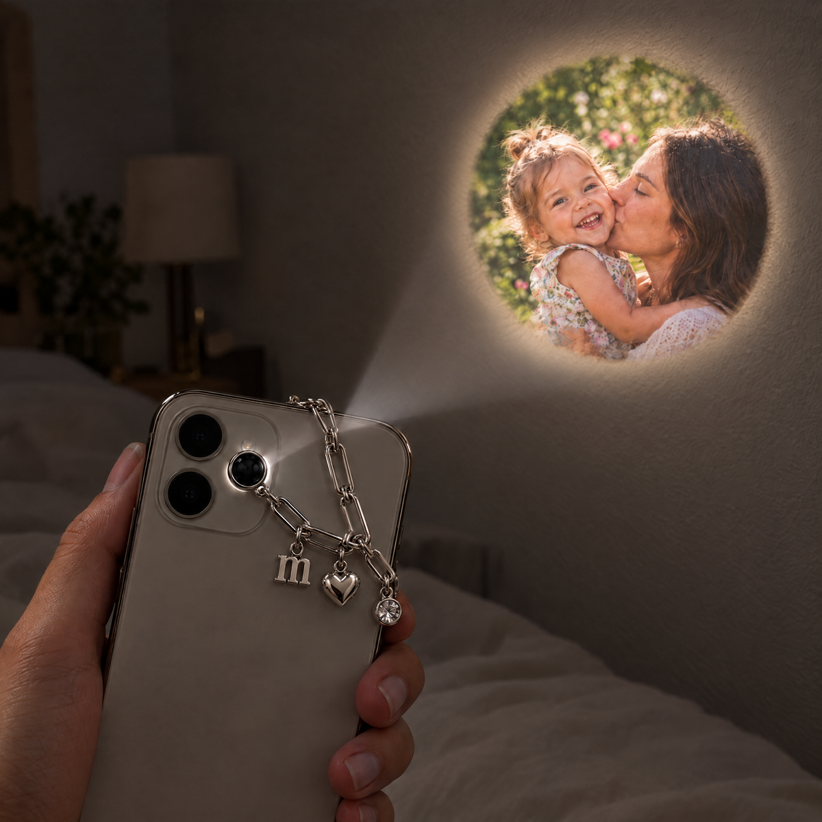 Charm de foto proyectando la imagen de una madre con su hija en la pared