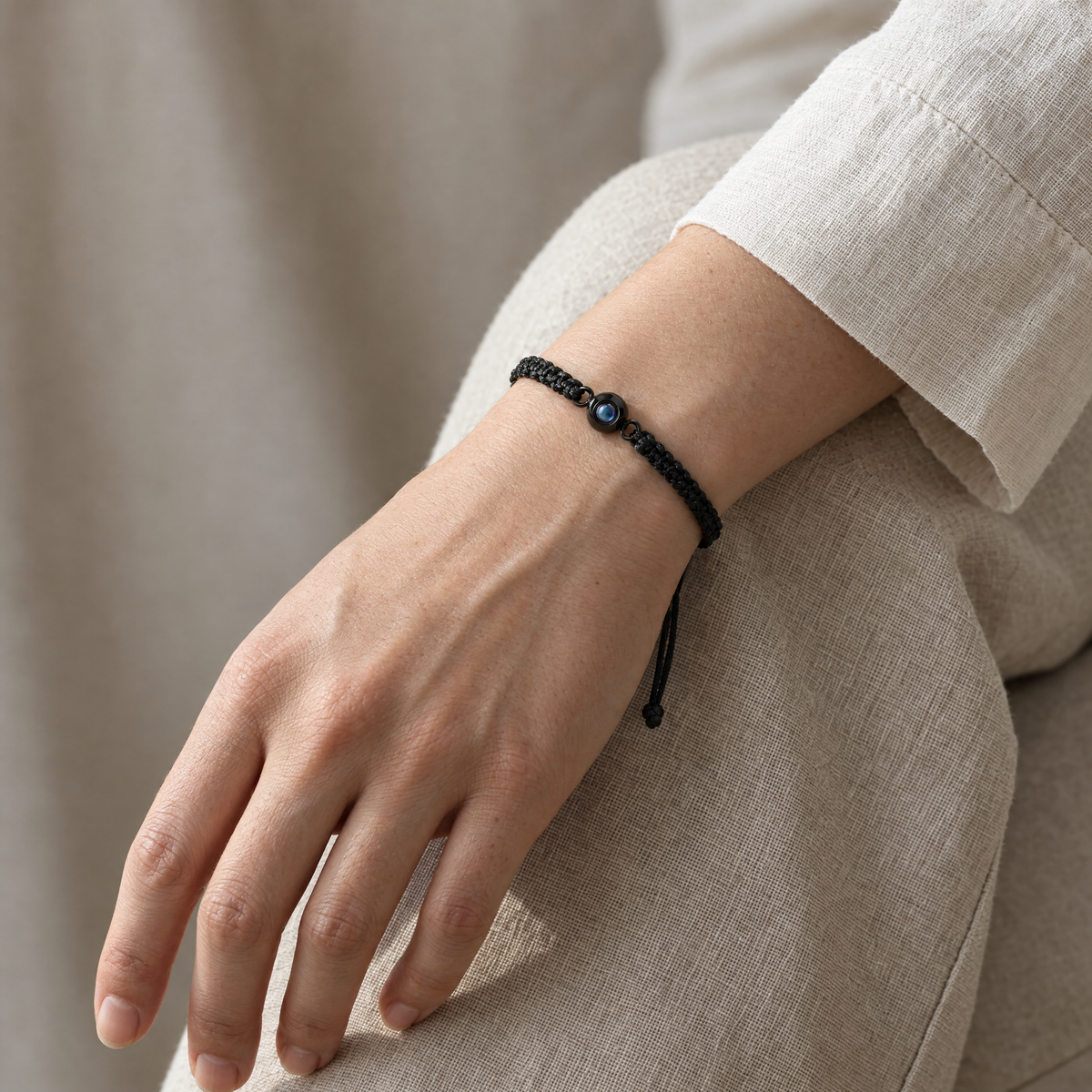 Pulsera con foto dentro puesta en la muñeca de una mujer