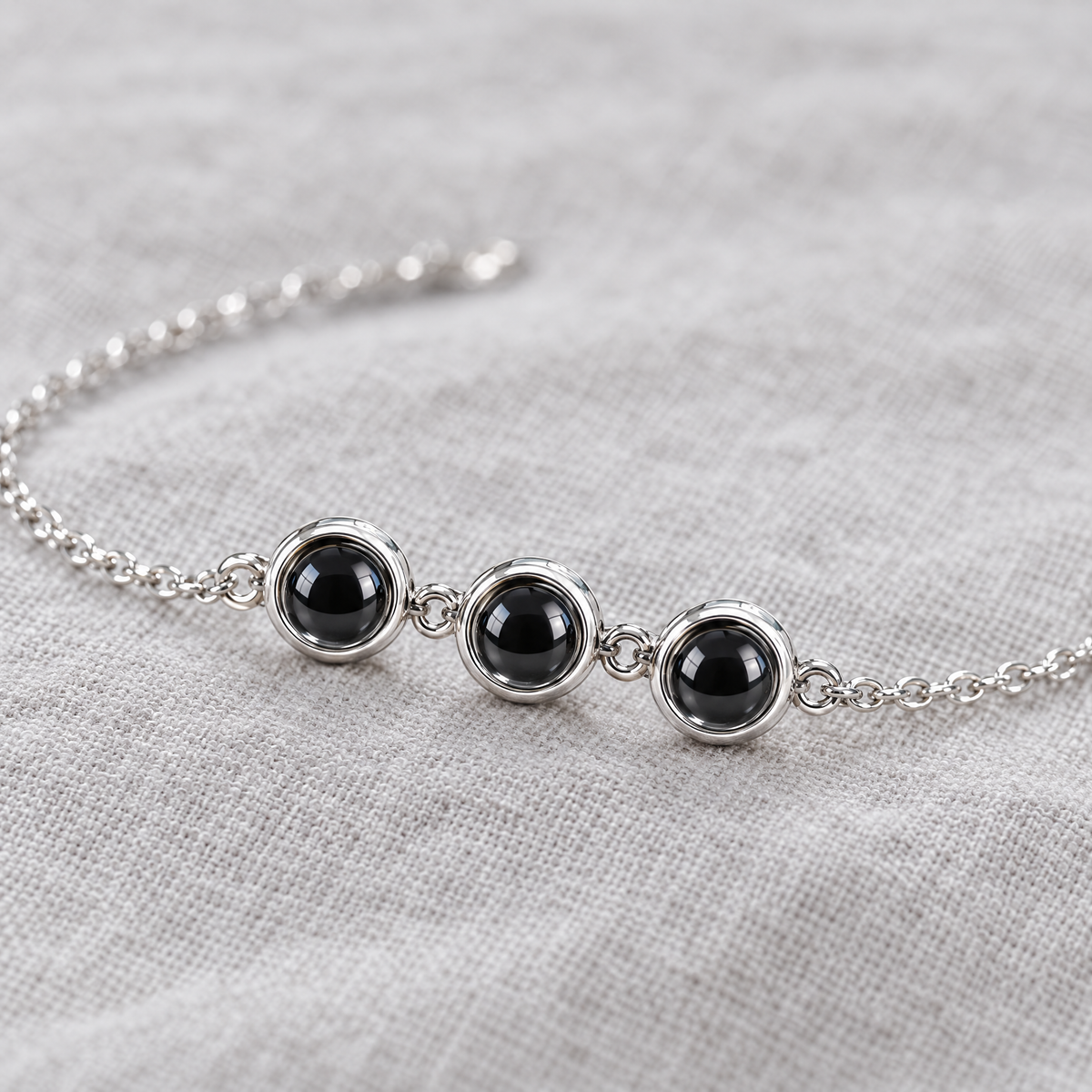 Detalle de las tres lentes de proyección de la pulsera plateada