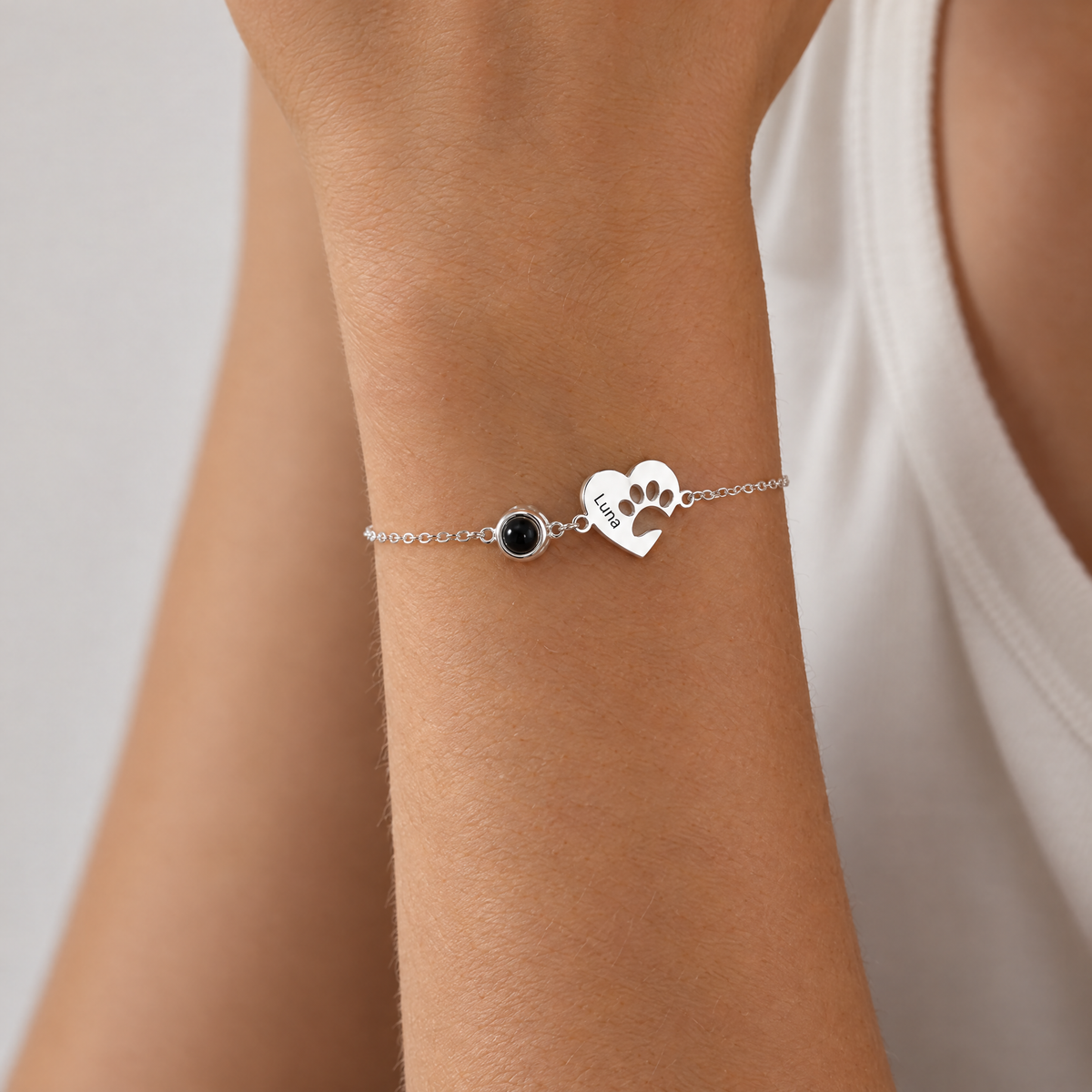 Mujer con la pulsera de plata con la foto de su mascota y su nombre grabado