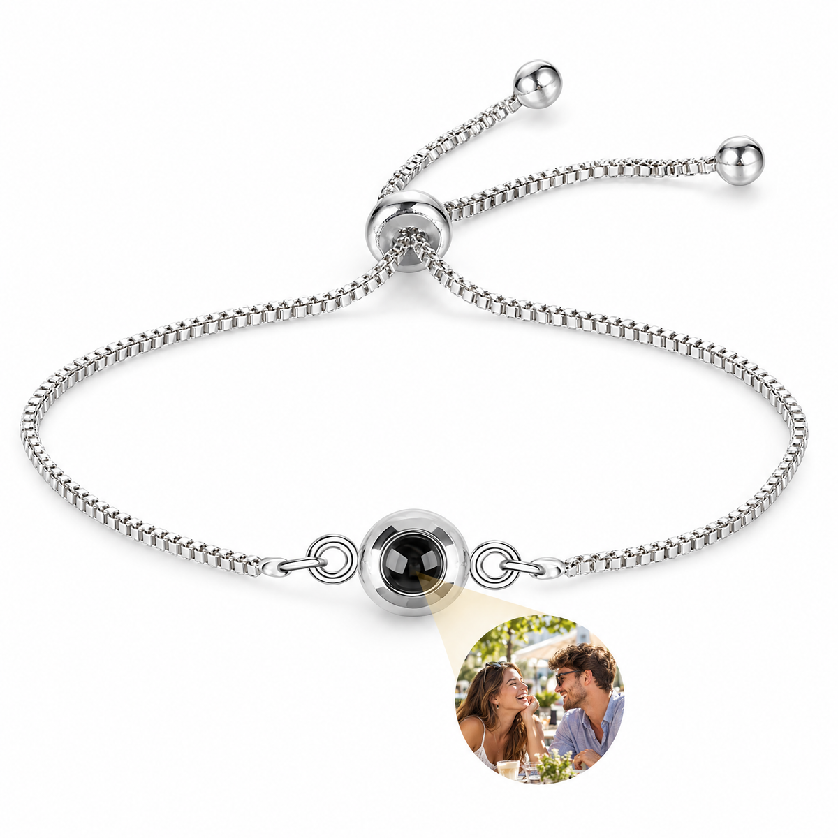 Pulsera ajustable plateada con la foto de una pareja dentro de la lente