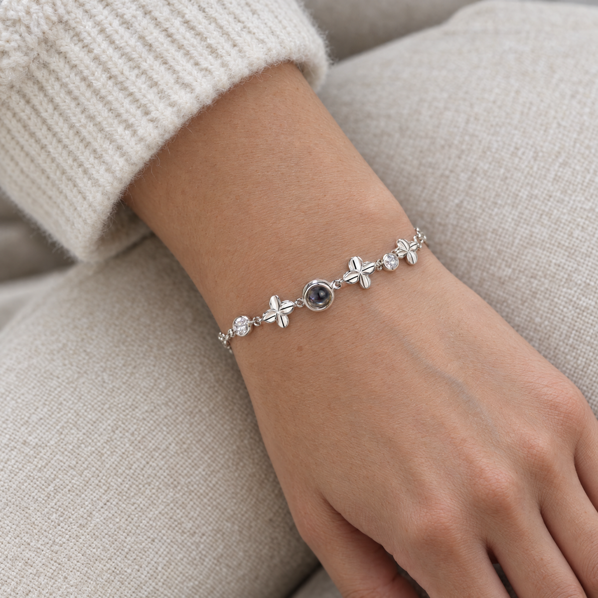 Pulsera Soulful Charms con foto dentro puesta en la muñeca