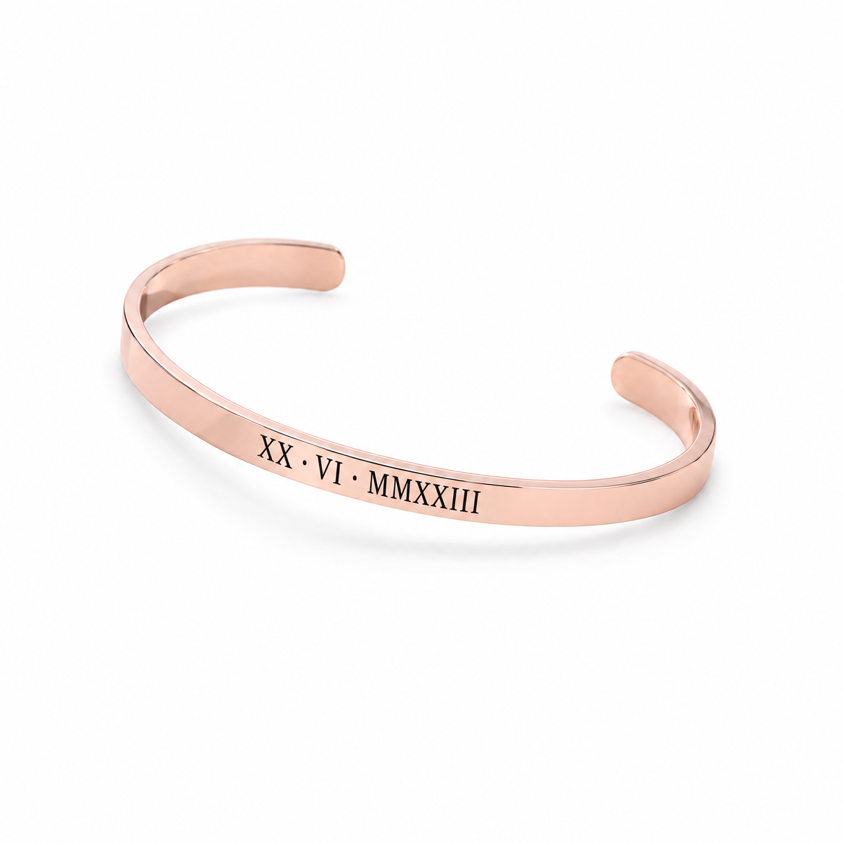 Brazalete abierto en oro rosa grabado con una fecha en números romanos