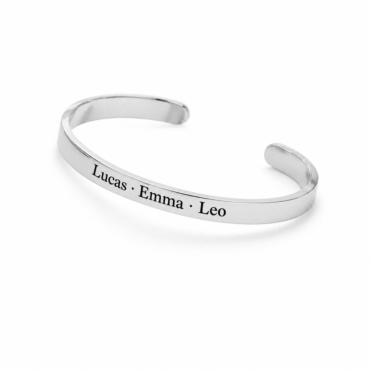 Brazalete abierto plateado grabado con los nombres Lucas, Emma y Leo