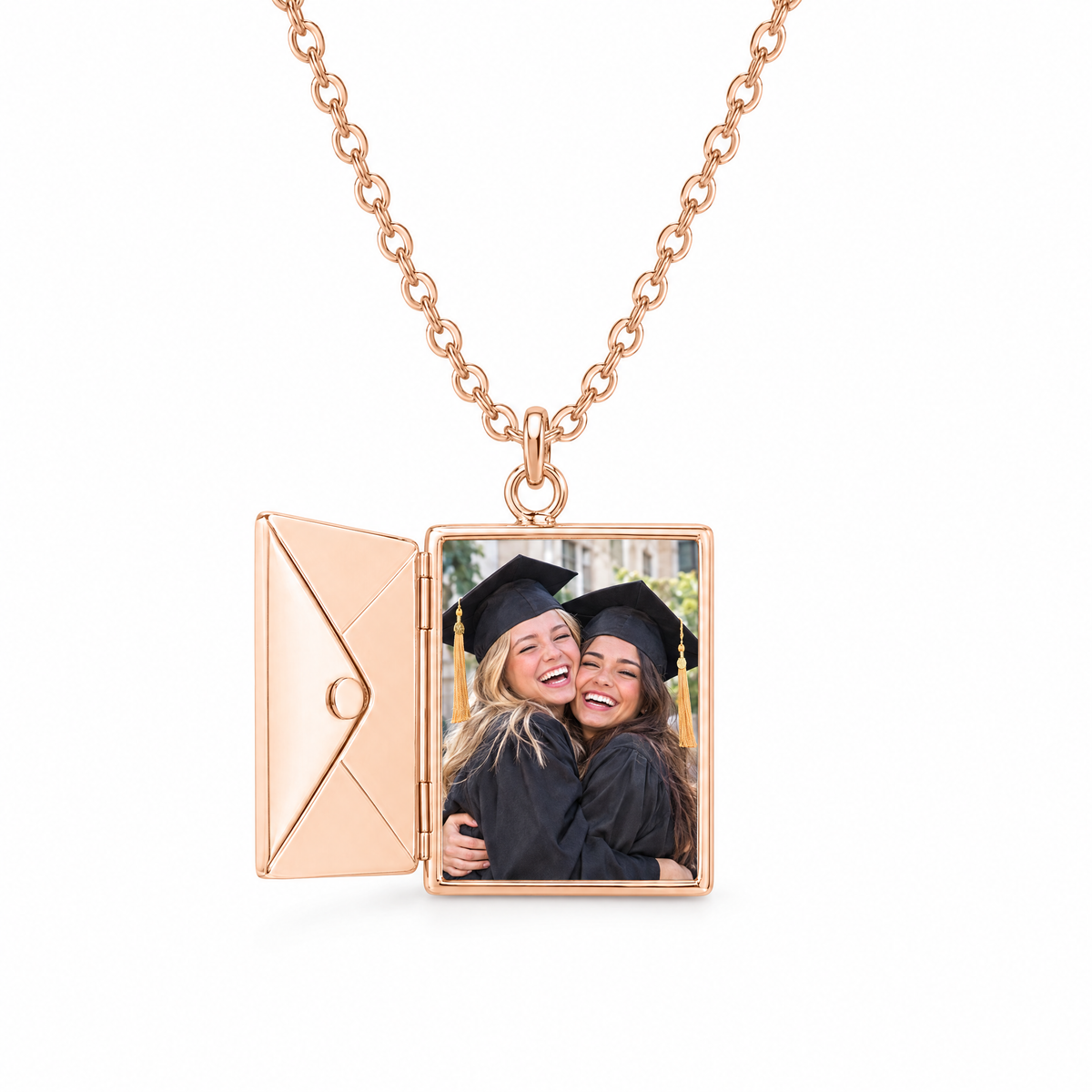Colgante de sobre en oro rosa abierto con la foto de dos amigas graduadas dentro