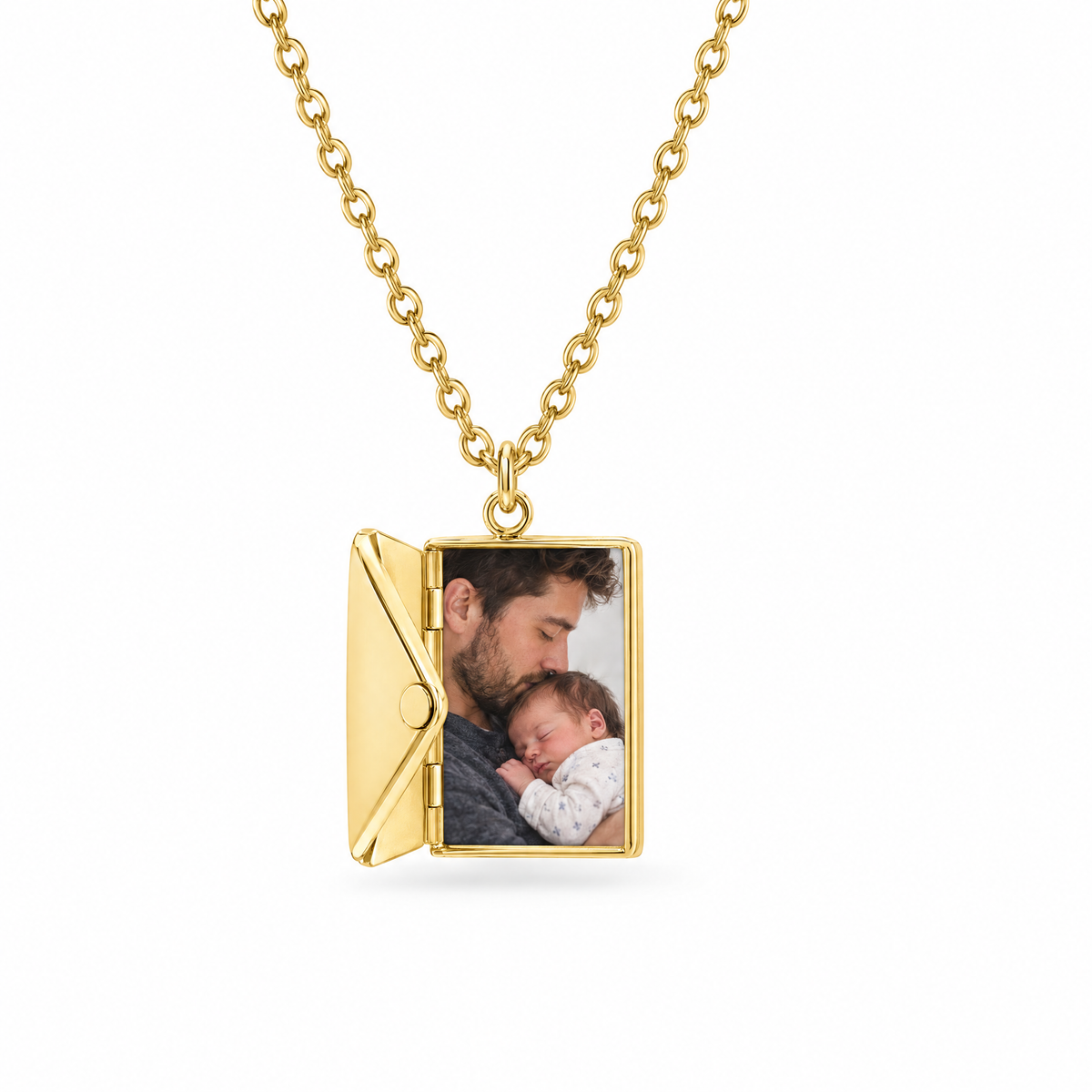 Colgante de sobre dorado abierto con la foto de un padre y su bebé dentro