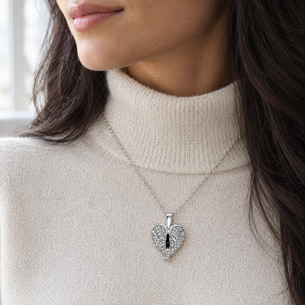 Mujer con el collar alas de ángel plateado con una foto dentro