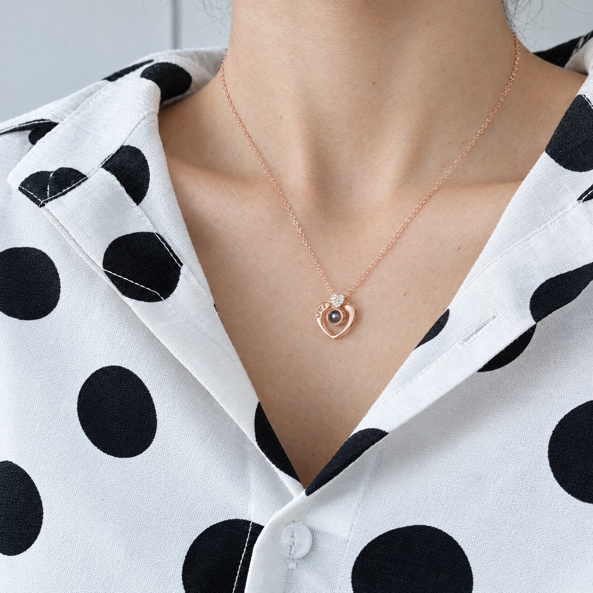 Mujer con el collar Amor Eterno con foto dentro puesto