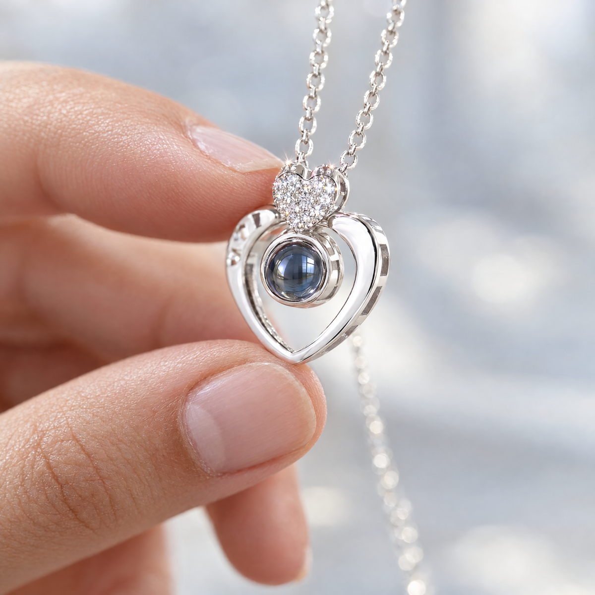 Detalle del corazón de circonitas y la lente del collar Amor Eterno