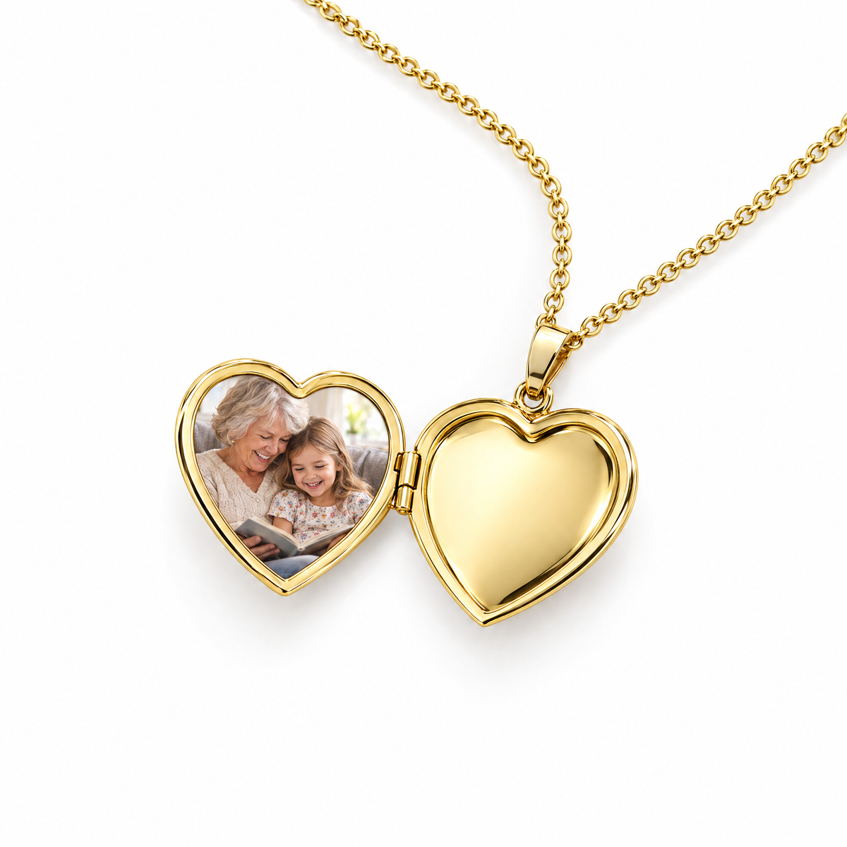 Collar de corazón dorado abierto con la foto de una abuela y su nieta dentro