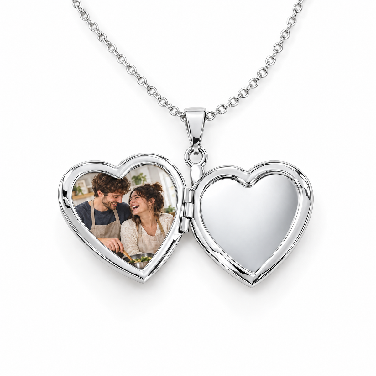 Collar de corazón plateado abierto con la foto de una pareja dentro