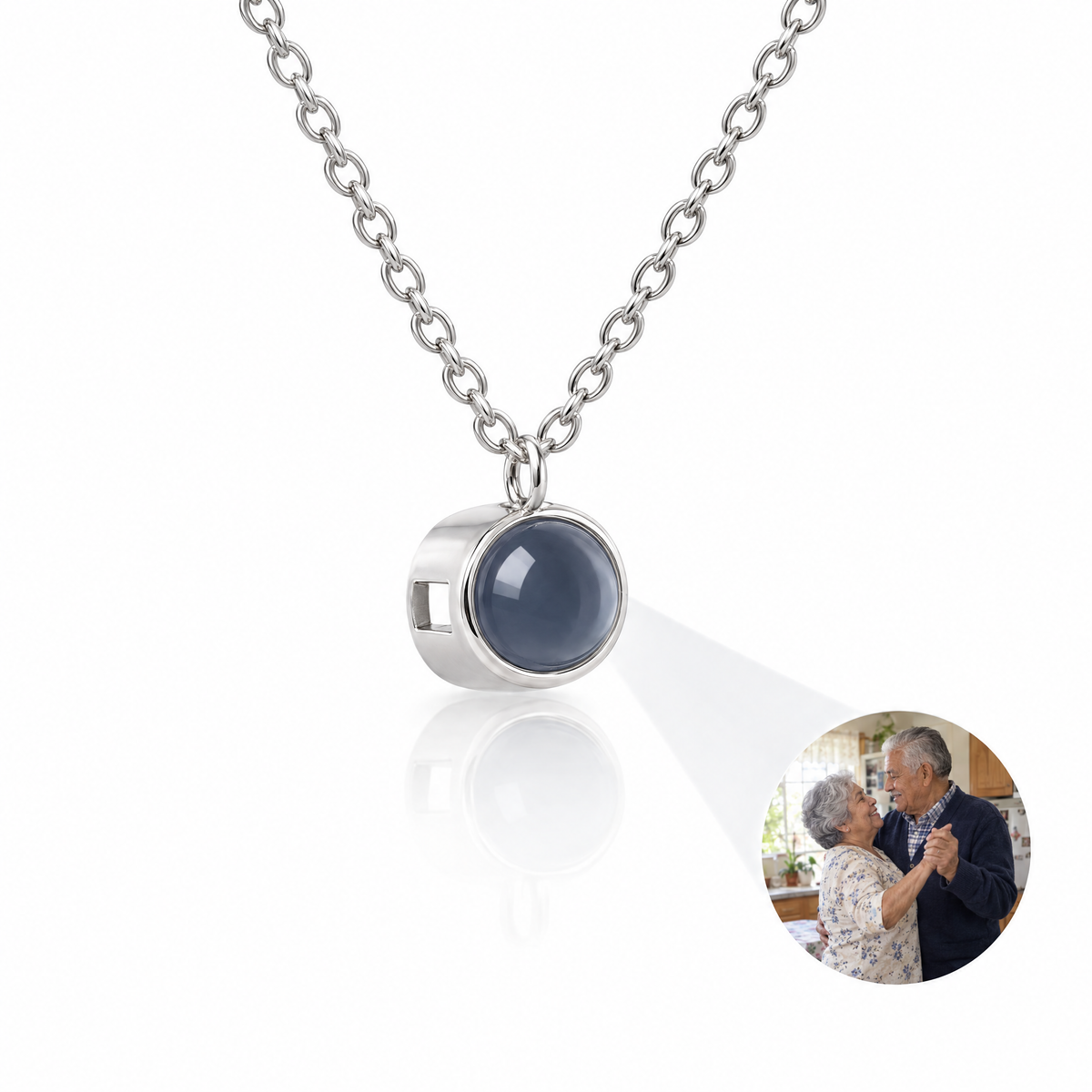 Collar Mirilla del Recuerdo con foto dentro en plata con la foto proyectada