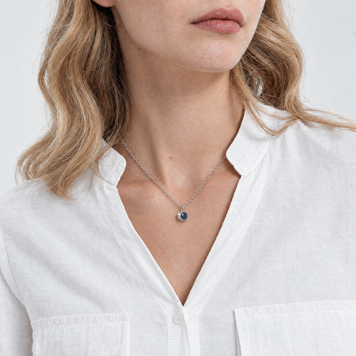 Mujer con el collar Mirilla del Recuerdo con foto dentro puesto
