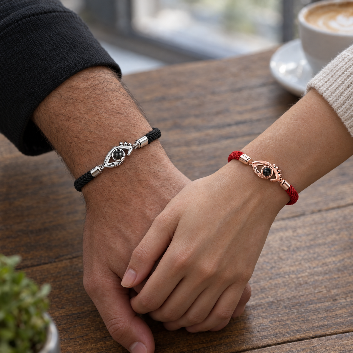 Manos de una pareja con las pulseras Blackred negra y roja
