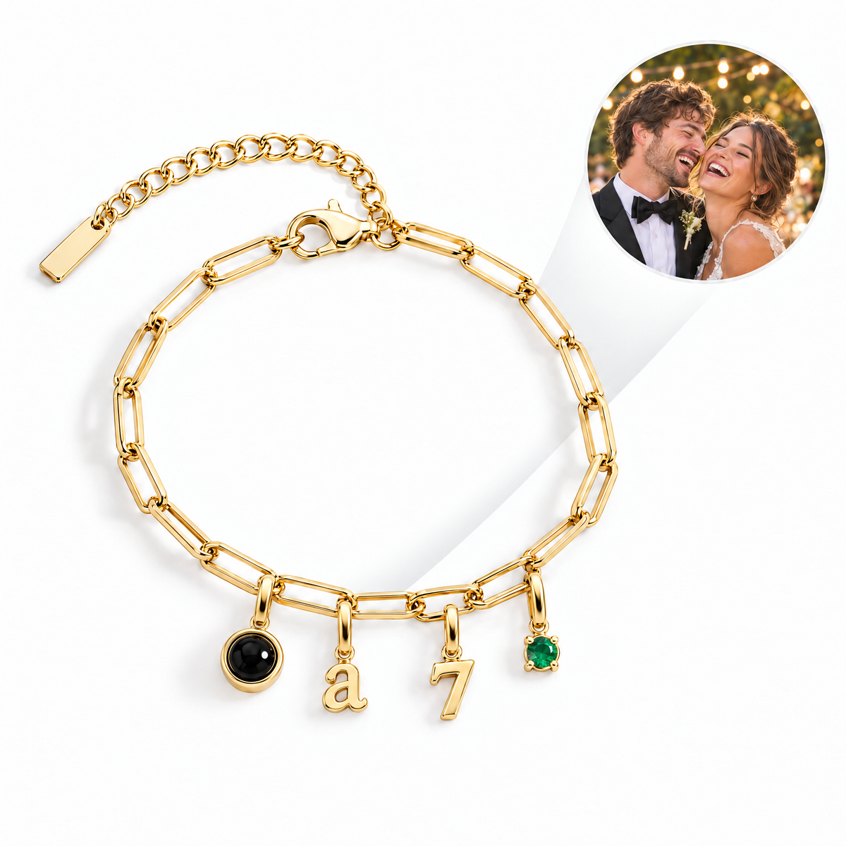 Pulsera de charms dorada con charm de foto, letra a, número 7 y esmeralda