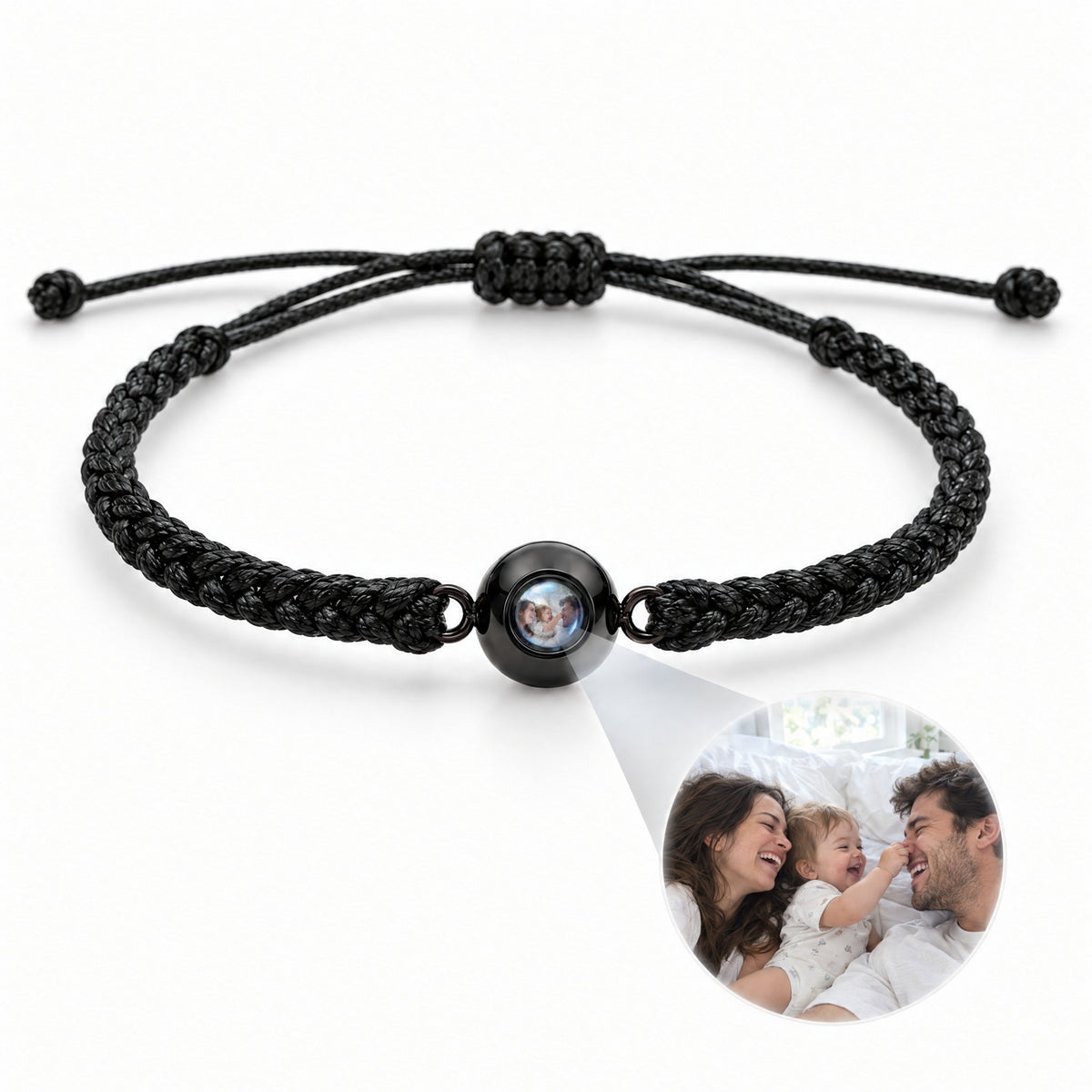 Pulsera negra con foto dentro Mágica proyectando la foto de una familia con su bebé