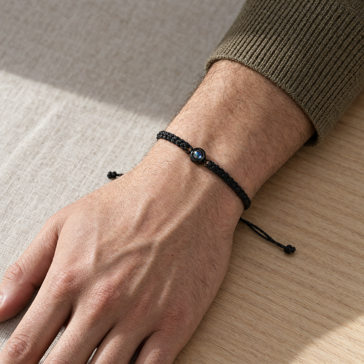 Pulsera con foto dentro puesta en la muñeca de un hombre