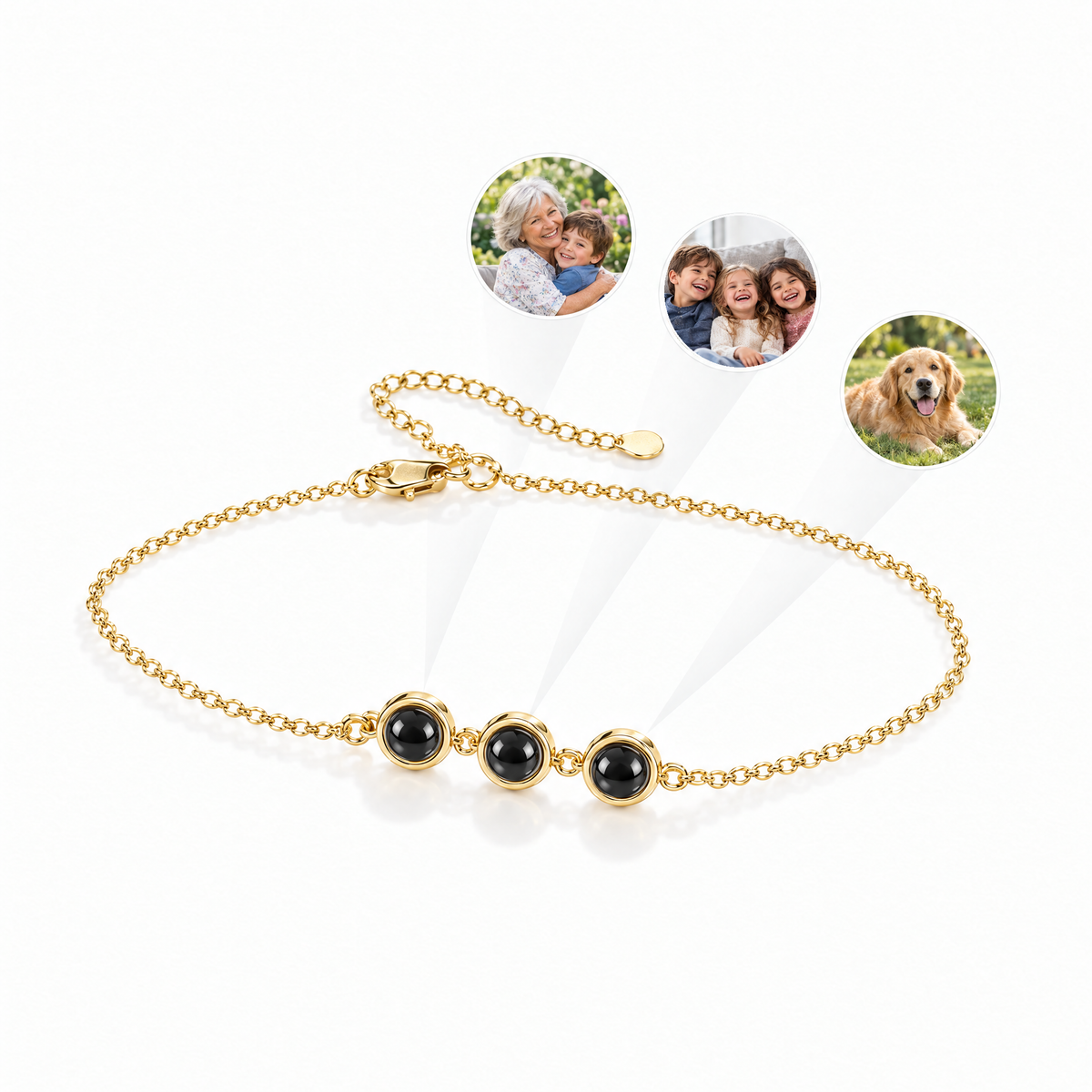 Pulsera dorada con tres fotos dentro: hermanos, abuela con su nieto y perro
