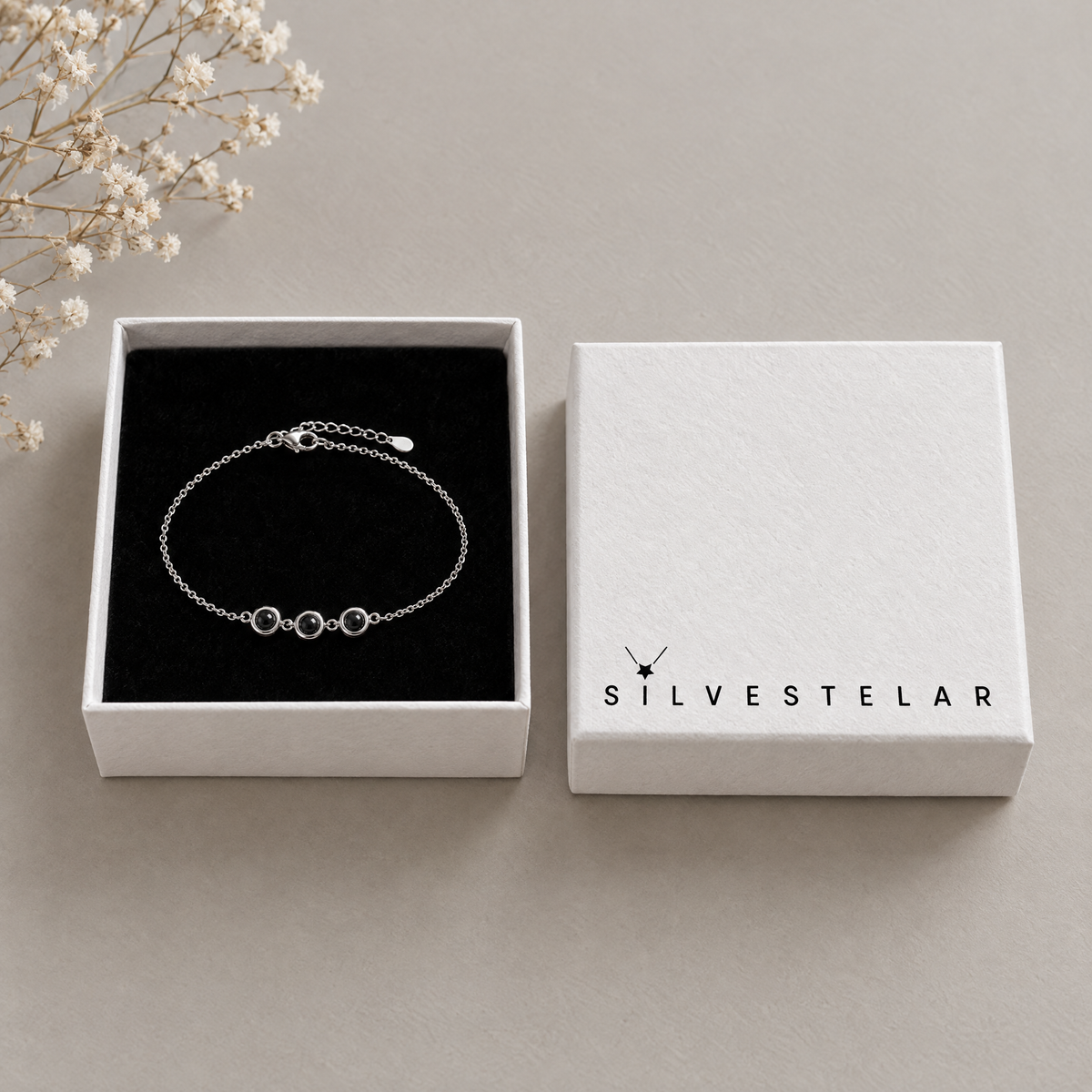 Pulsera con tres fotos dentro en su caja de regalo Silvestelar