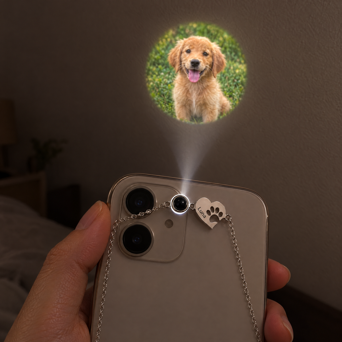 Pulsera proyectando la foto de un cachorro en la pared con la linterna del móvil