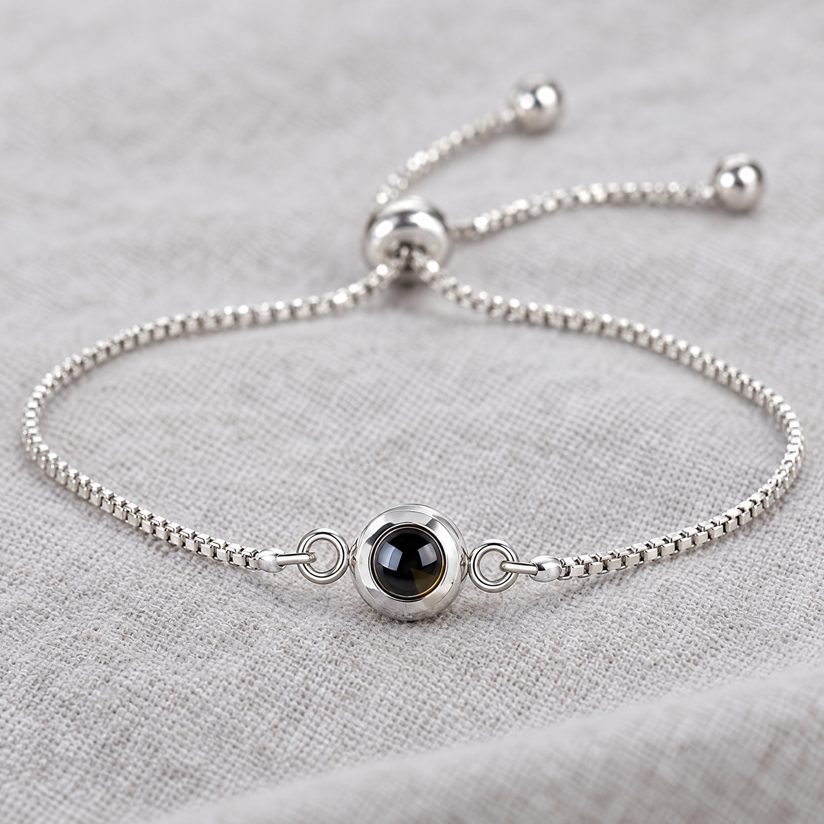 Detalle de la lente de proyección de la pulsera ajustable plateada