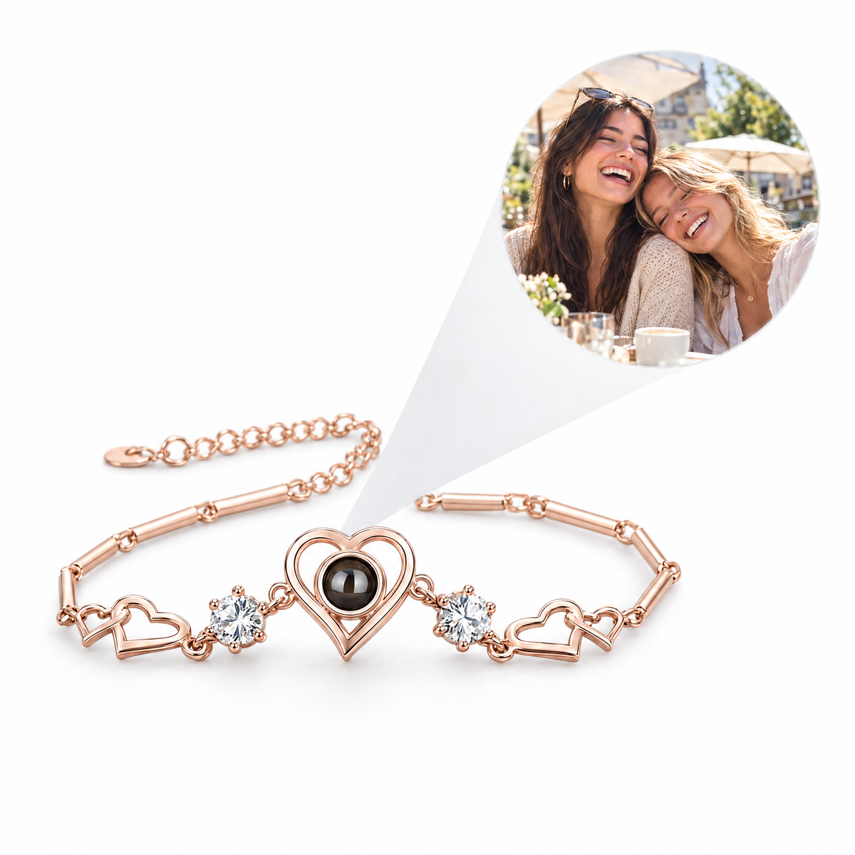 Pulsera Glamour Heart en oro rosa con foto de dos amigas proyectada desde la lente