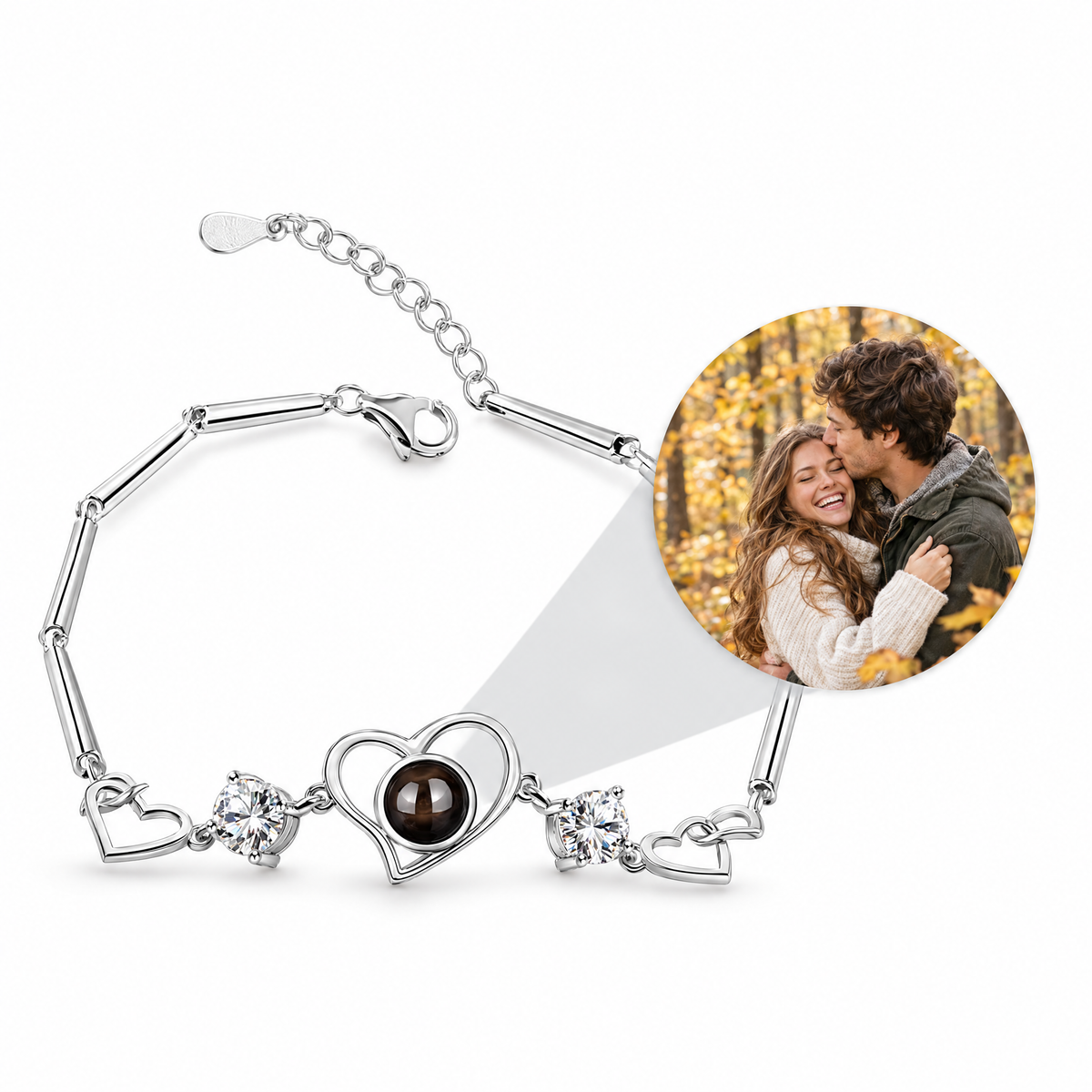 Pulsera Glamour Heart plateada con foto de una pareja proyectada desde la lente