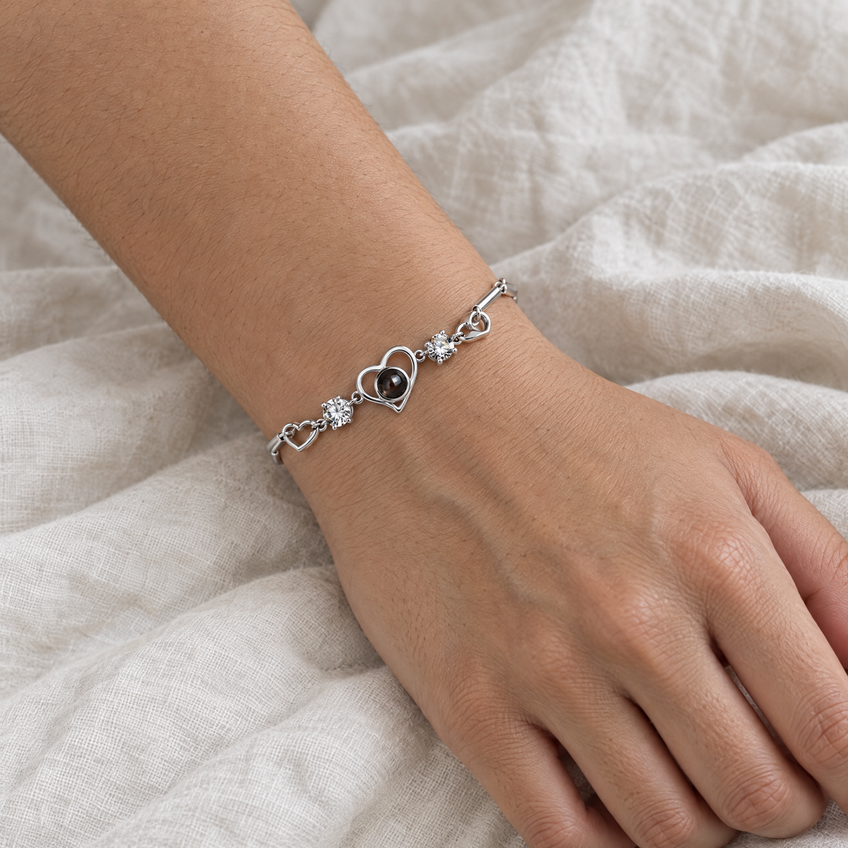 Muñeca con la pulsera Glamour Heart plateada con foto dentro