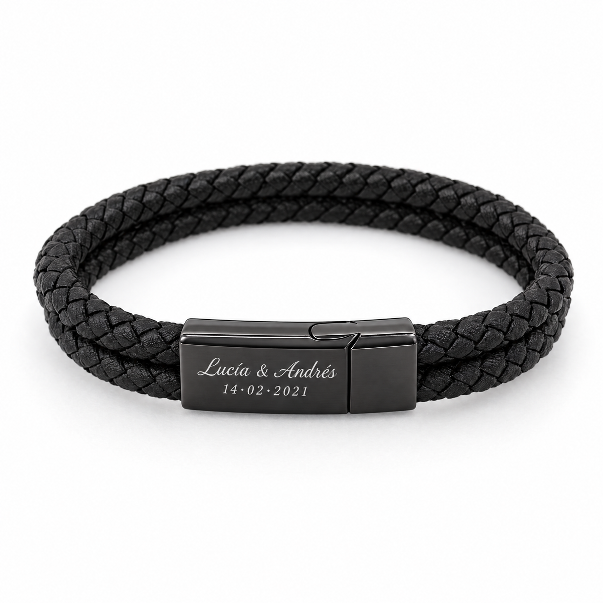 Pulsera de cuero trenzado negro con hebilla magnética negra grabada con dos nombres y una fecha