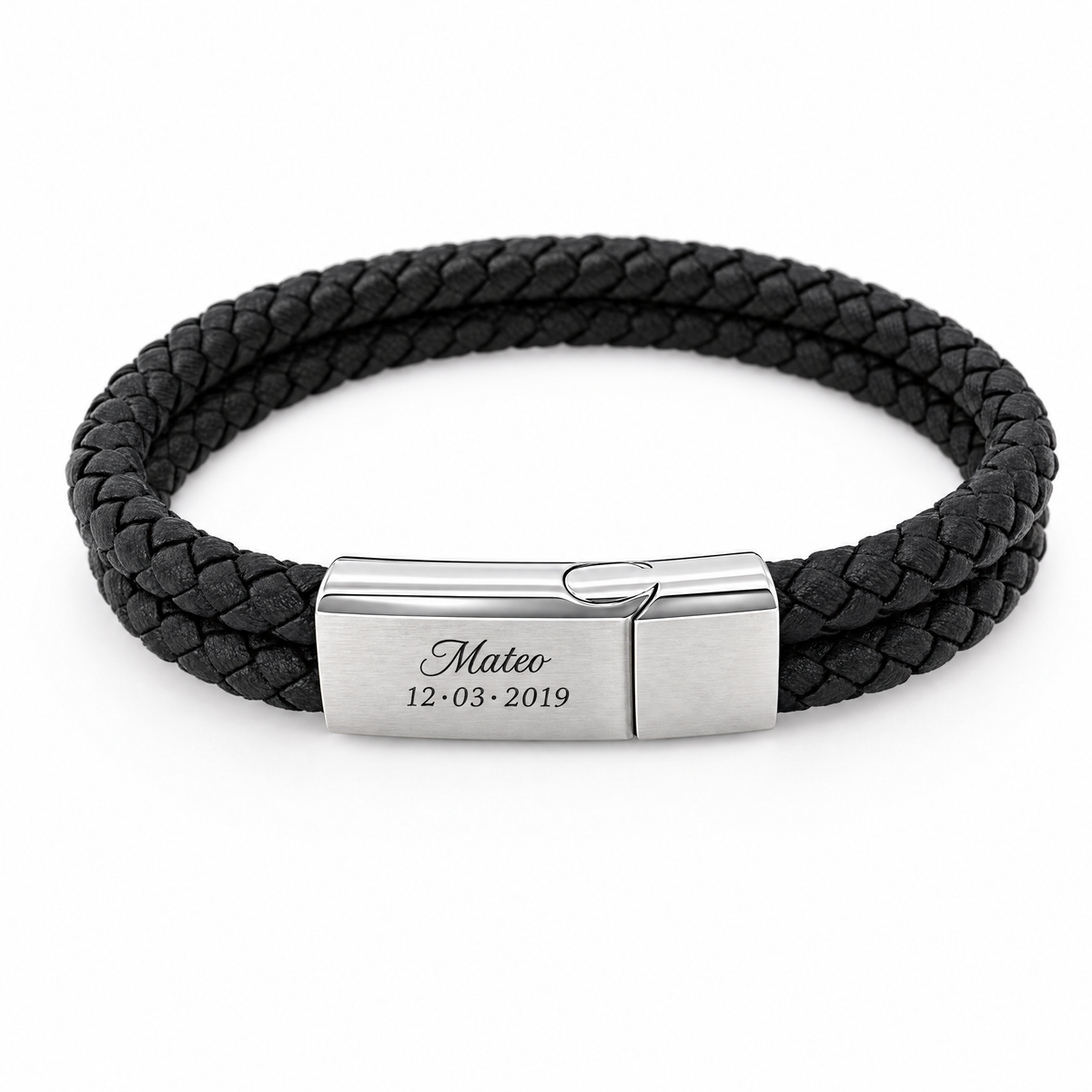 Pulsera de cuero trenzado negro con hebilla magnética plateada grabada con un nombre y una fecha