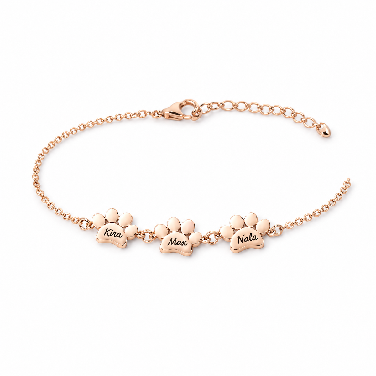 Pulsera en oro rosa con tres huellas grabadas con los nombres Kira, Max y Nala