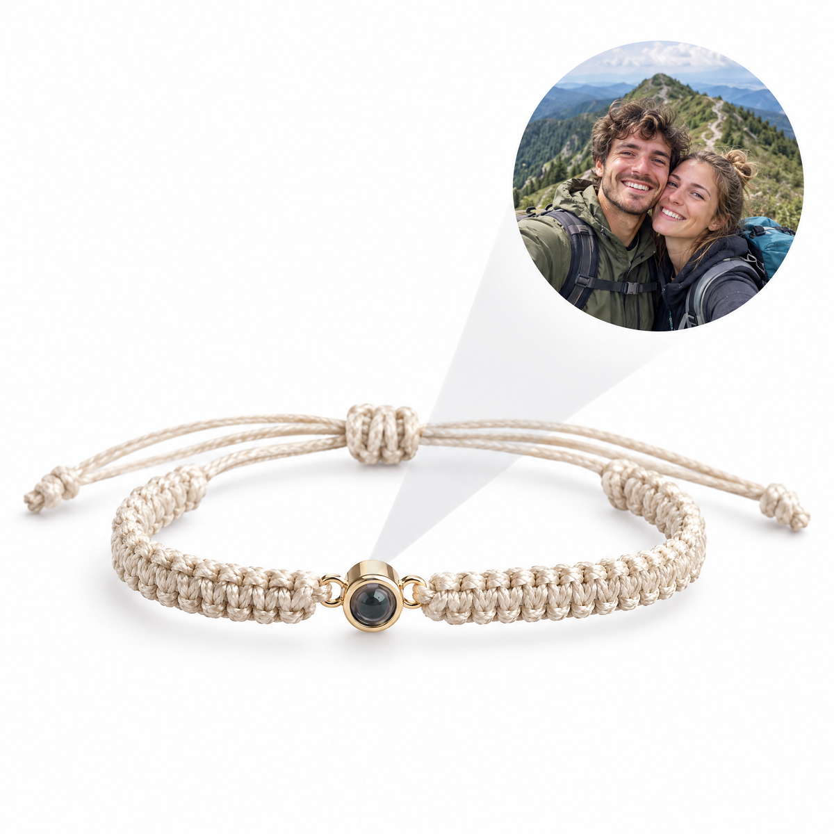 Pulsera Imaginity de cordón beige y mira dorada con la foto de una pareja proyectada