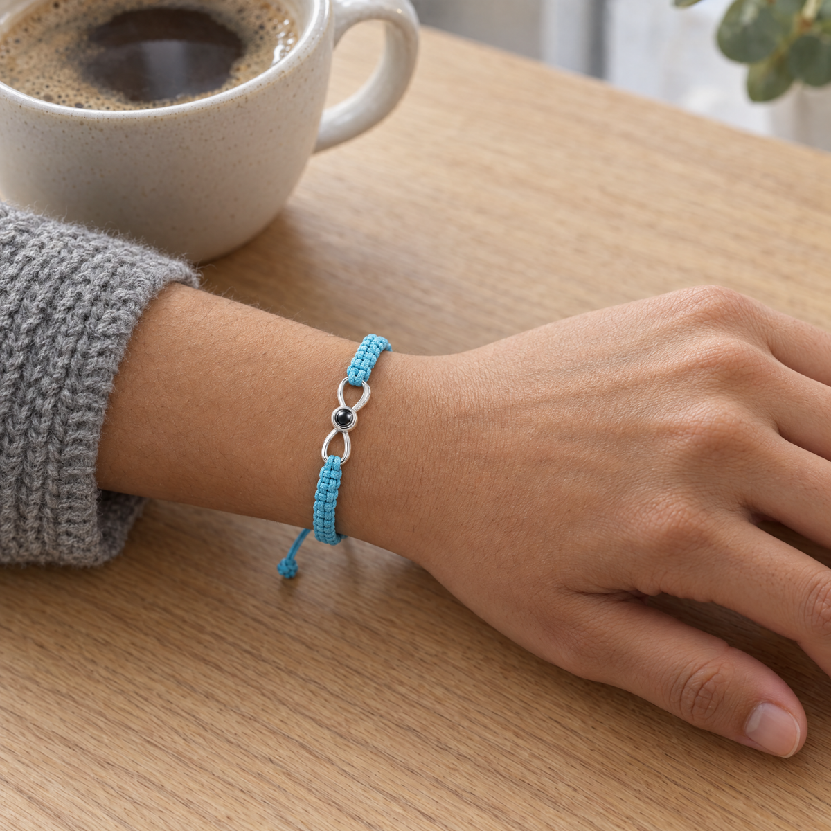Muñeca con la pulsera Infinita de cordón azul y infinito plateado