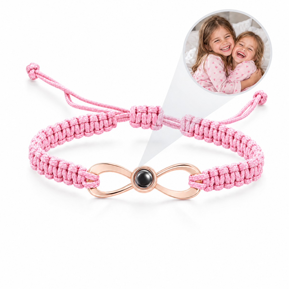 Pulsera de cordón rosa con infinito en oro rosa y la foto de dos hermanas proyectada