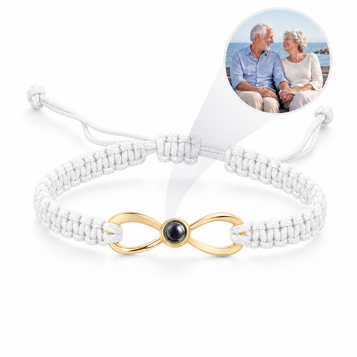 Pulsera de cordón blanco con infinito dorado y la foto de una pareja mayor proyectada