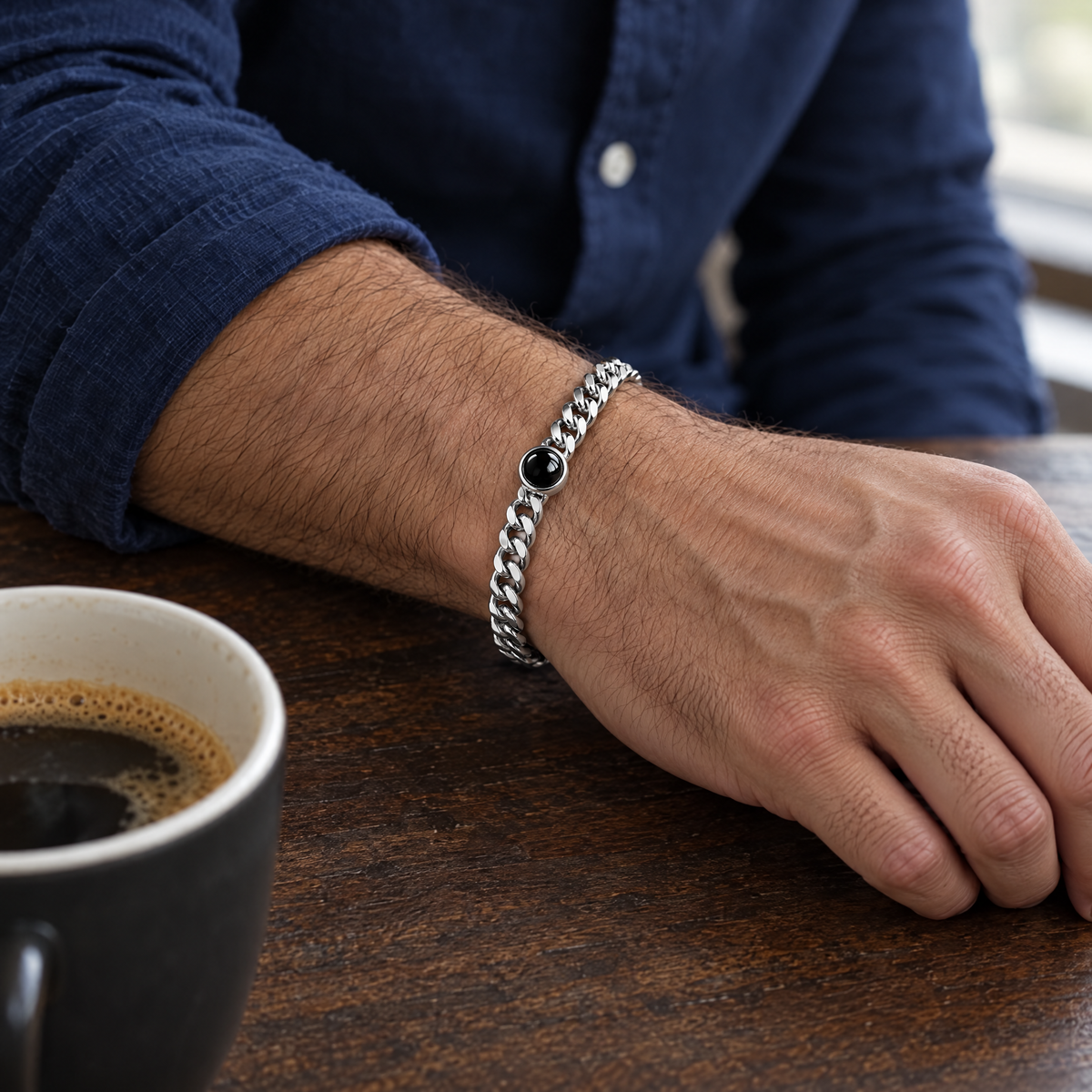 Hombre con la pulsera de cadena cubana plateada con una foto dentro