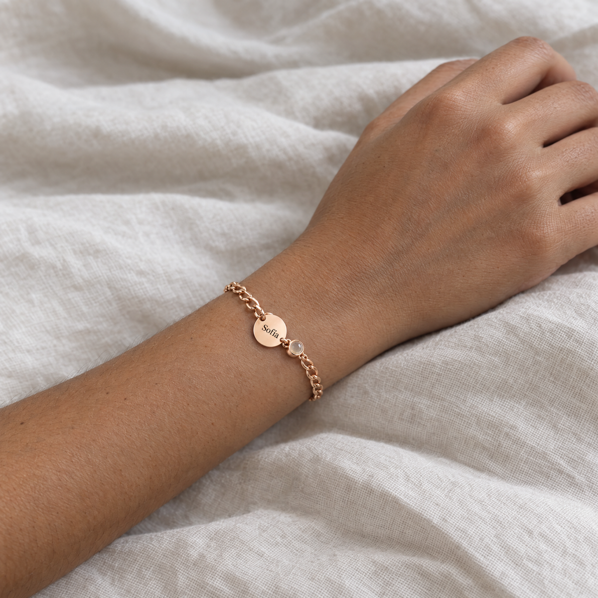 Muñeca con la pulsera Minimal Memento en oro rosa con el nombre Sofía grabado