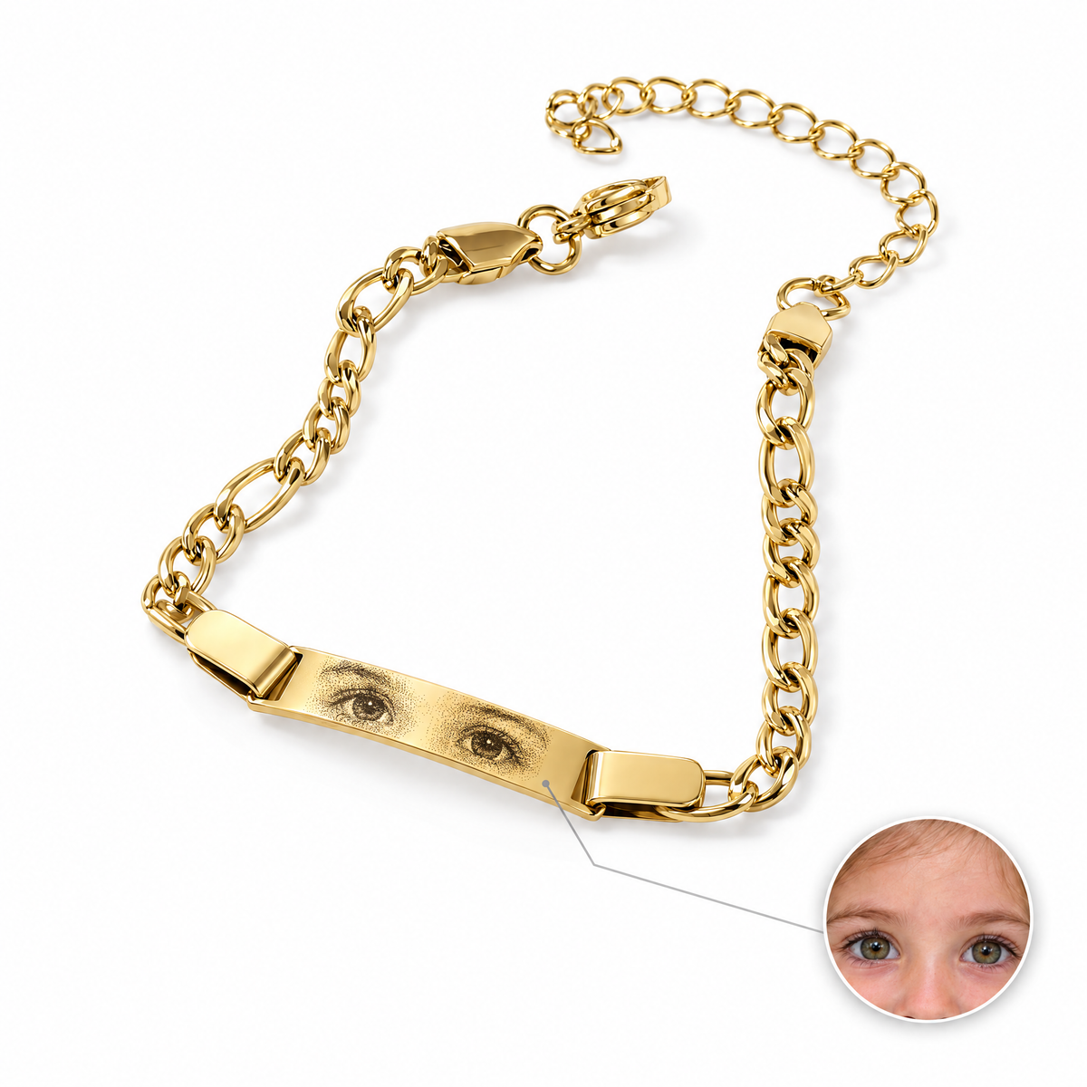 Pulsera dorada con la mirada de una niña grabada y su foto original