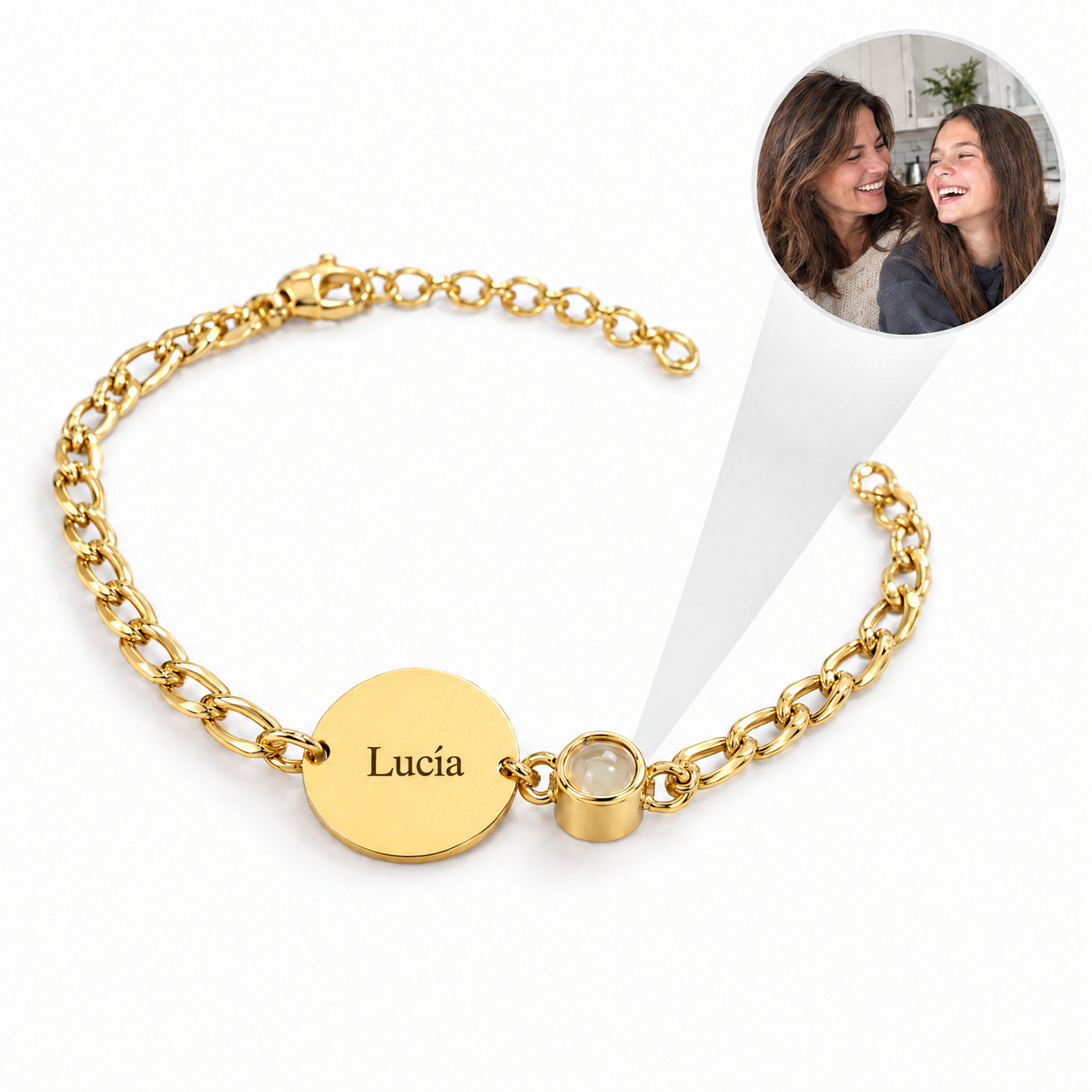 Pulsera dorada con chapita grabada Lucía y lente con la foto de una madre y su hija