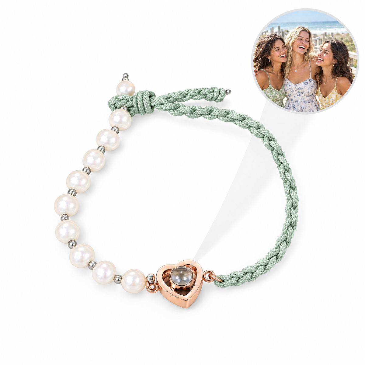 Pulsera de perlas y cordón verde menta con corazón en oro rosa y la foto de tres amigas