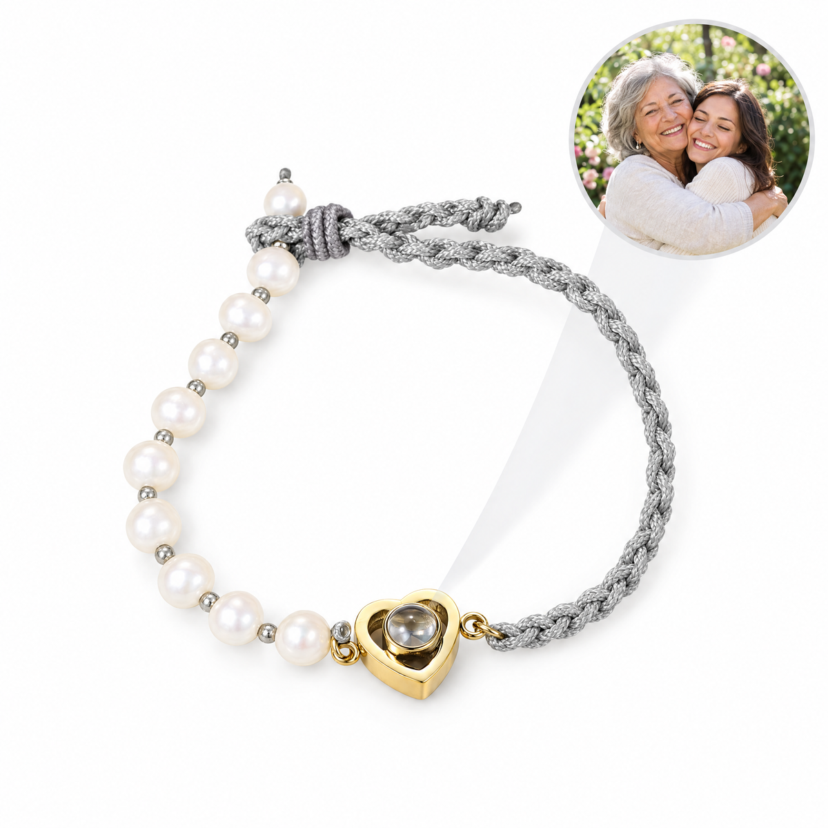 Pulsera de perlas y cordón gris con corazón dorado y la foto de una abuela y su nieta proyectada