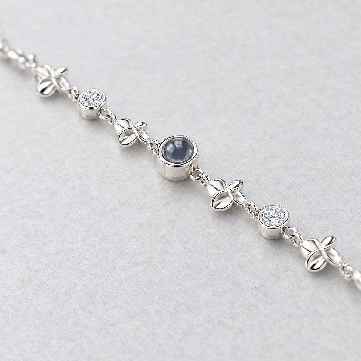 Detalle de los tréboles, las circonitas y la lente de la pulsera