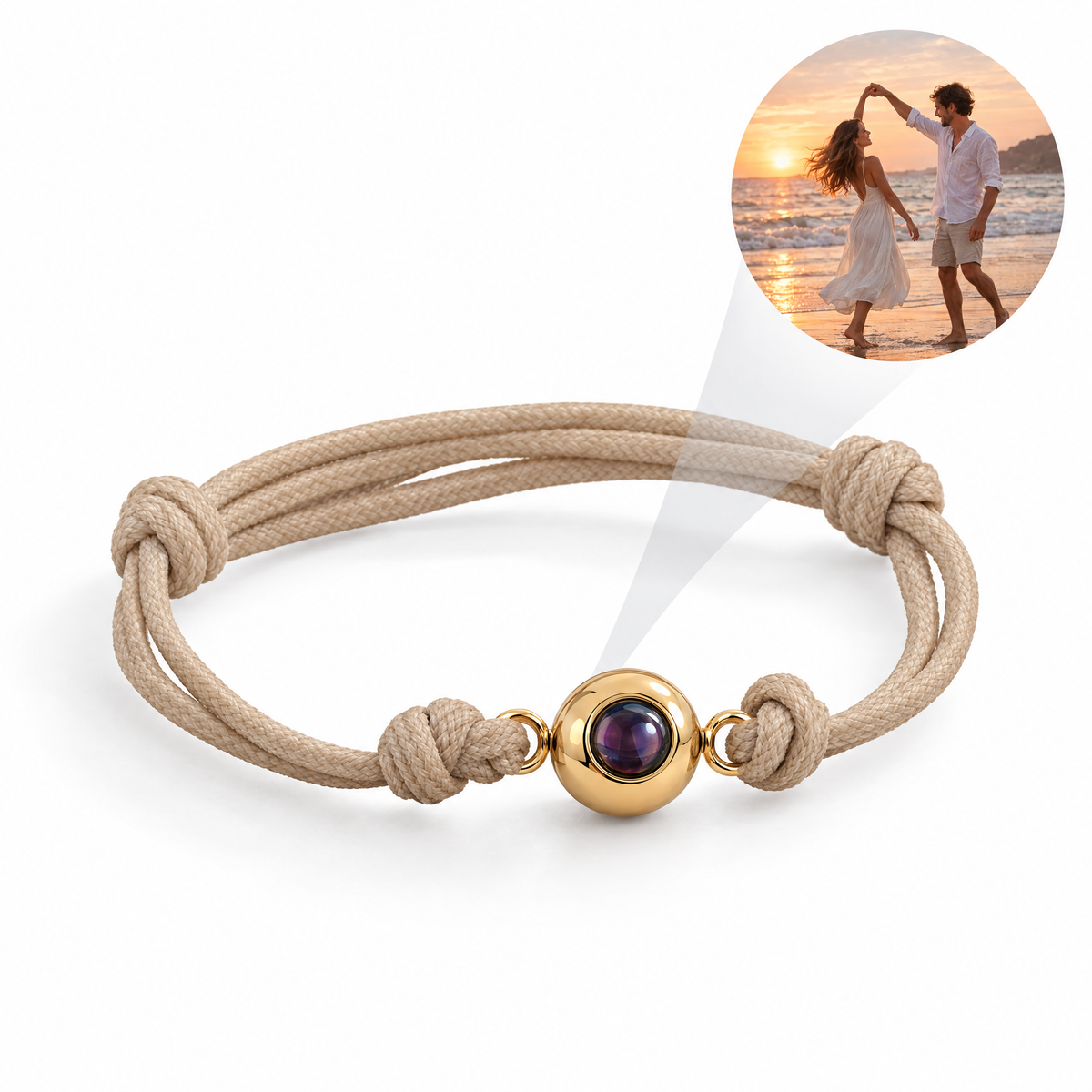 Pulsera Trendly de cordón beige y mira dorada con la foto de una pareja bailando en la playa