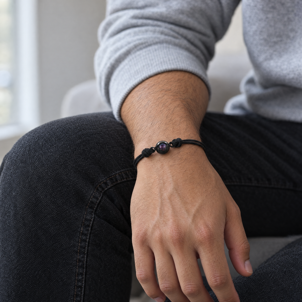 Muñeca de hombre con la pulsera Trendly de cordón negro y mira negra